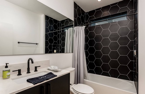 Roosevelt House | Dog Park, Human Park, 2KING bed, Huge Master Suite