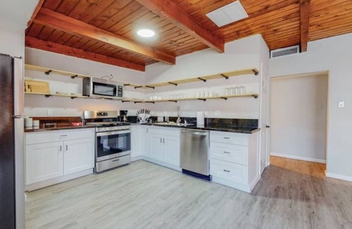 Pueblo Alto Apartment | ⟫ Dog Run & Courtyard 2 Bedroom Apt w/King Bed W&D