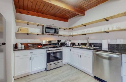Pueblo Alto Apartment | ⟫ Dog Run & Courtyard 2 Bedroom Apt w/King Bed W&D