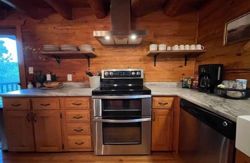 Lampe Cabin | Dogwood Cabin-Hot Tub, Fire Pit, Game Room, Dogs OK! Near Branson & Table Rock L