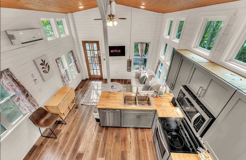 Menlo House | Dogwood Cottage with Private Fire Pit & Sleeps 6