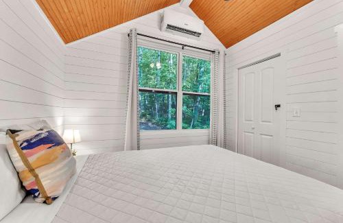 Trenton House | Dogwood Cottage with Private Fire Pit & Sleeps 6