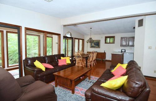 Berkeley Springs Ski Chalet | Dogwood Knoll - Wifi, Pool Access, Deck, Fireplace, Deck, Family Friendly, Hiking, Games, Screen Porch, King Bed
