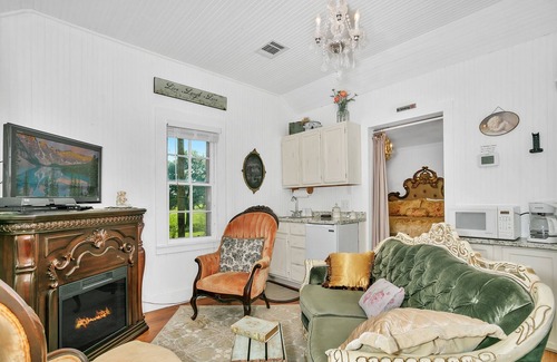 Stonewall Cottage | Dollhouse | 1/1 | King Bed | Pet Friendly w/Fee