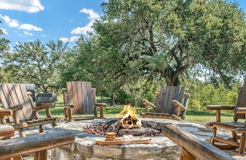Stonewall Cottage | Dollhouse | 1/1 | King Bed | Pet Friendly w/Fee