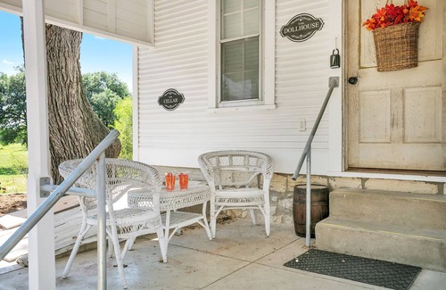 Stonewall Cottage | Dollhouse | 1/1 | King Bed | Pet Friendly w/Fee