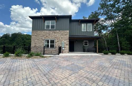 Pigeon Forge House | Dollywood Retreat with Hot Tub Indoor Pool & Game Room - Sleeps 11
