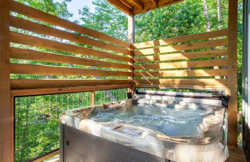 Pigeon Forge House | Dollywood Retreat with Hot Tub Indoor Pool & Game Room - Sleeps 11