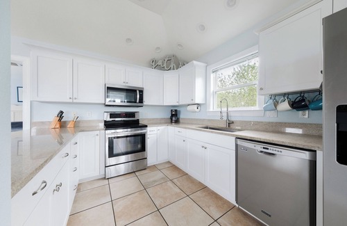 Southern Shores House | DolphinInnOBX- 7BR, Pirate Ship, Steps to Ocean, Pool, Golf, Gym, Pickleball,