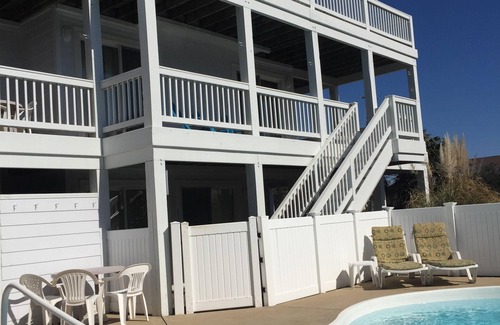 Southern Shores House | DolphinInnOBX- 7BR, Pirate Ship, Steps to Ocean, Pool, Golf, Gym, Pickleball,