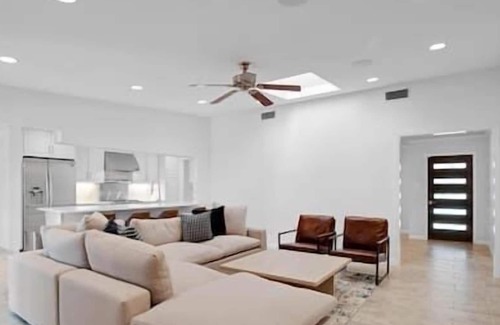Mesa Oaks House | Domain Deluxe-Spacious 5bd Modern Retreat, Hot Tub