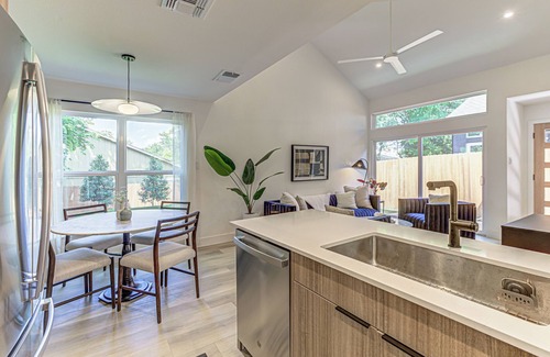 Quail Hollow Condo | Domain Luxe Loft – Elegant 2 BDR