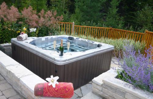 Val David Ski Chalet | Domaine Bonheura - Spa & Swimming Pool