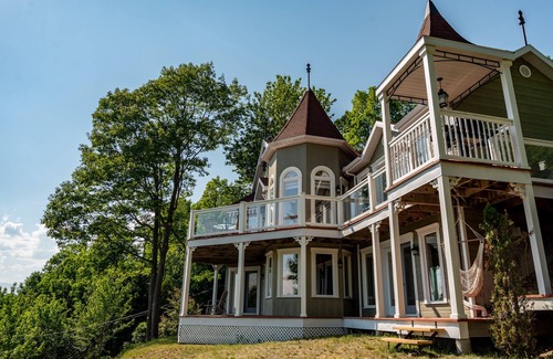 Baie-St-Paul Ski Chalet | DOMAINE DU CAP CHARLEVOIX | River and mountain views