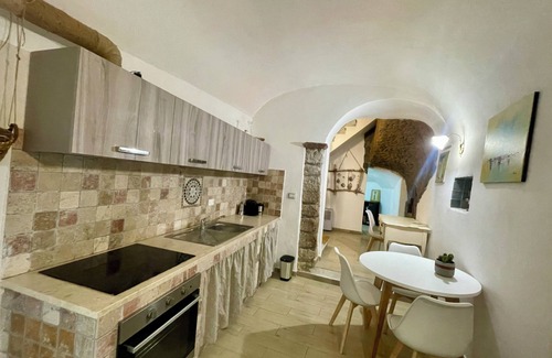 Bosa Historic Centre Apartment | Domo Mea 18th century modern quietly located near castle 🅿️& historic center