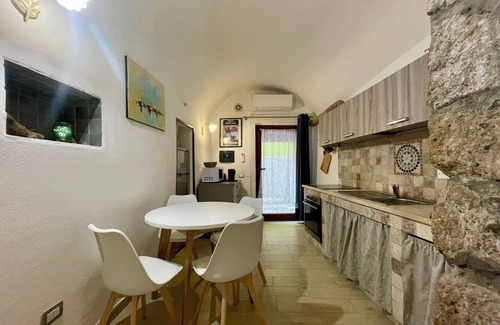 Bosa Historic Centre Apartment | Domo Mea 18th century modern quietly located near castle 🅿️& historic center