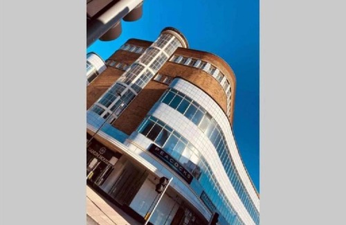 Doncaster Apartment | Doncaster City Centre Deluxe Whole Apartment sleeps 4 D19