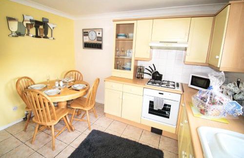 Kirk Sandall House | Doncaster - Hatfield - 2 Bed Semi - Private Garden & Parking 2 Cars - Quiet Cul De Sac Location - Dog Friendly - Fast Wifi - Close to Motorway Access