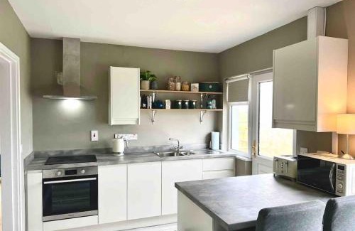 Lettermacaward House | Donegal Beach Cottage with Sea Views & Internet TV, sleeps six