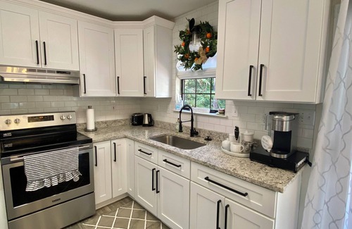 Daphne House | Donna’s Charm: 3 bedroom/king suite/pools/golf