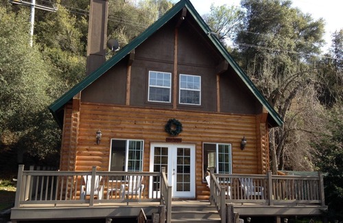 Three Rivers Cabin | Donna's Doll House located 4.5 miles from Sequoia National Park.