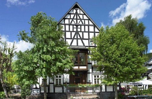 Oberhundem Apartment | Doppelzimmer mit Badezimmer, Garten/stadtblick