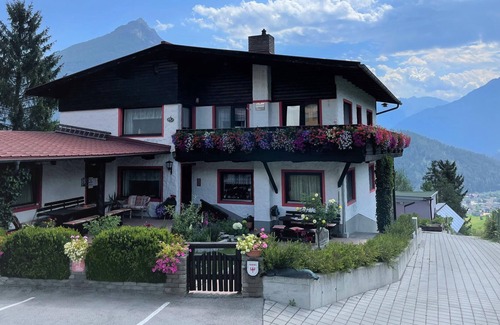 Imst Apartment | Doppelzimmer Tschirgant - Gästehaus Linder