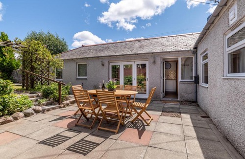 Ballater House | Dormie Cottage, lovely bright and spacious bungalow with wood fire