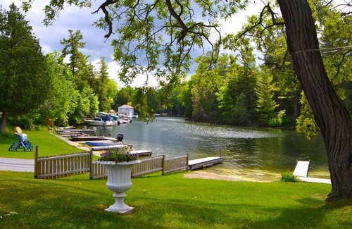 Rideau Lakes Villa | Dorothy's Lodge- Chaffey's Lock