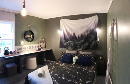 Hamilton East House | double bed guest room