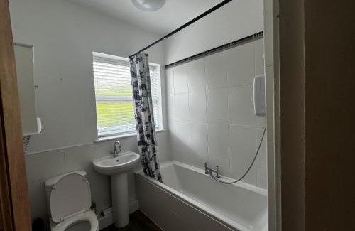 Little Hulton House | Double-Bedroom C4 Manchester Close To Bolton Centre