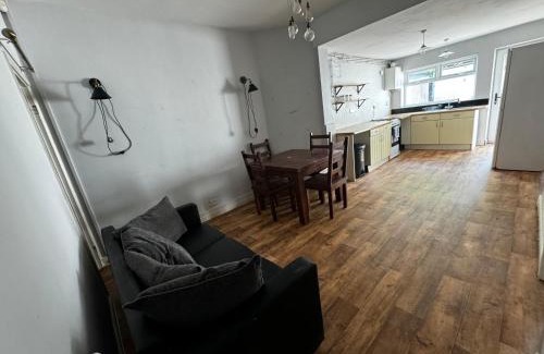 Little Hulton House | Double-Bedroom C4 Manchester Close To Bolton Centre
