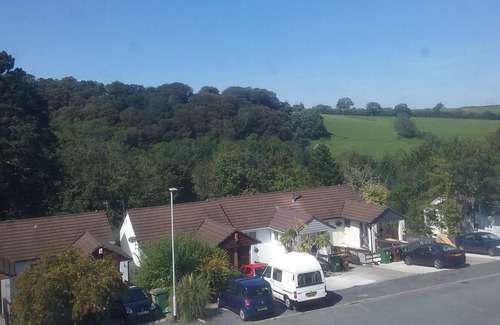 Tamerton Foliot House | Double Bedroom in house with Lovely Woodland Views + Light Breakfast