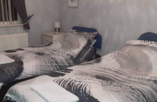 Tamerton Foliot House | Double Bedroom in house with Lovely Woodland Views + Light Breakfast