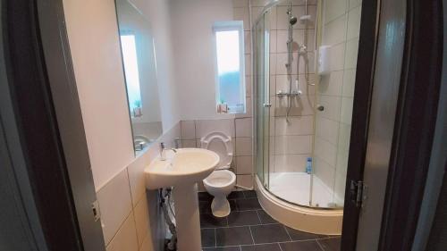 Eccles House | Double-Bedroom in the Heart of Eccles Manchester Perfect for Short Stays BH2