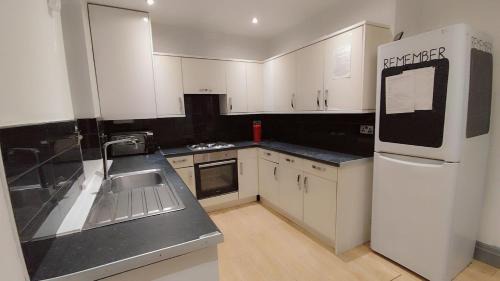 Eccles House | Double-Bedroom in the Heart of Eccles Manchester Perfect for Short Stays BH2
