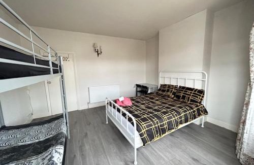Pinkwell House | Double Bedroom Near Heathrow Airport & London