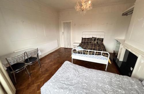 Pinkwell House | Double Bedroom Near Heathrow Airport & London