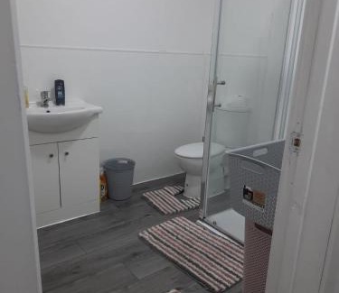 Oldbury House | Double Bedroom with private bathroom and shared kitchen