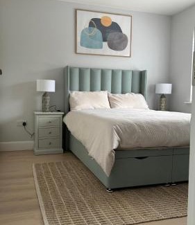 County Cork House | Double bedroom with private bathroom close to city center