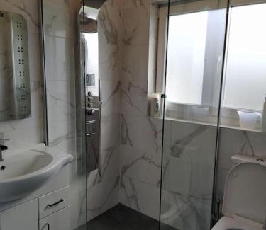 Juniper Green House | Double Ensuite room, 1-minute walk to bus stop