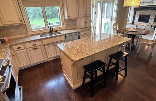 Ledgeview House | Double Ensuites! 8 min to Lambeau. Attached baths to all bedrooms. Large, clean