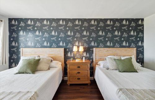 Petoskey House | Double Queen Exquisite Lake View
