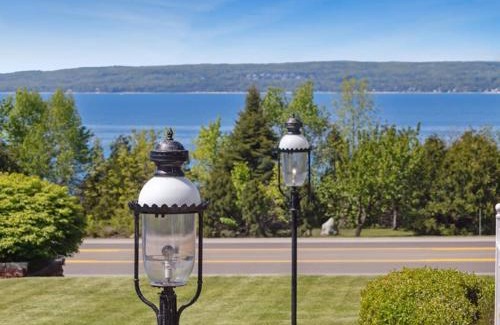 Petoskey House | Double Queen Exquisite Lake View