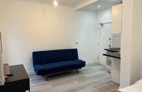 Clayhall House | Double Room 2 Minutes Walking Distance From Redbridge Station London