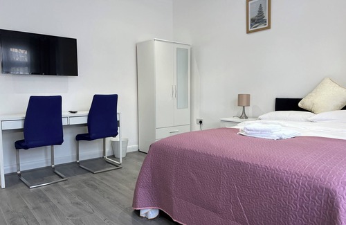 Clayhall House | Double Room 2 Minutes Walking Distance From Redbridge Station London