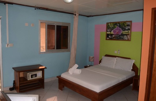 Kribi Hotel | Double room-Basic-Ensuite with Shower-Courtyard view