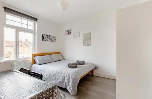 Edmonton House | Double Room Edmonton Green, London N9