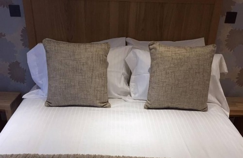 Glastonbury Bed & Breakfast | Double room-Ensuite with Bath-The Snowy Owl