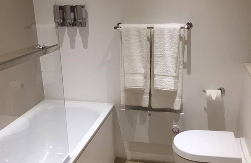 Glastonbury Bed & Breakfast | Double room-Ensuite with Bath-The Snowy Owl